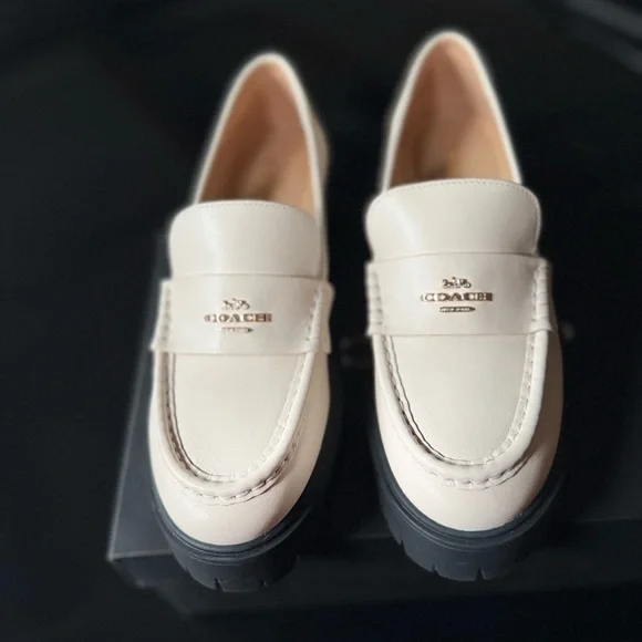 Coach Ruthie Loafer - Picture 4 of 11